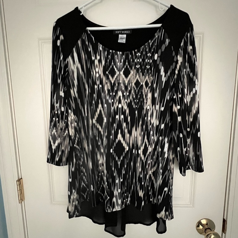 Black and White Women's Dressy Top - NWOT